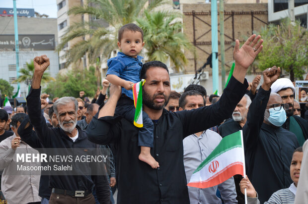 خروش ضد آمریکایی -صهیونیستی مردم بندرعباس بعد از اقامه نماز جمعه