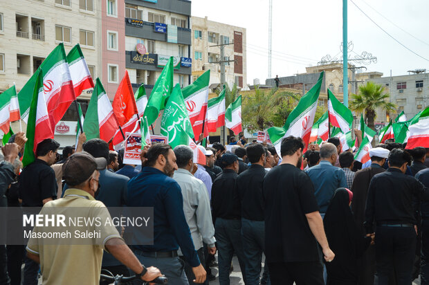 خروش ضد آمریکایی -صهیونیستی مردم بندرعباس بعد از اقامه نماز جمعه
