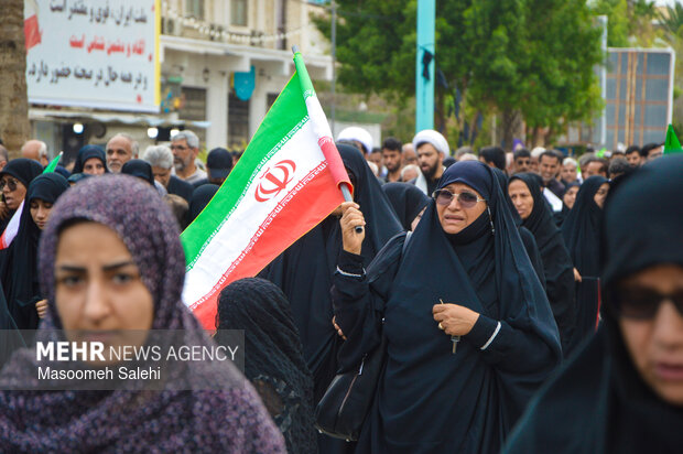 خروش ضد آمریکایی -صهیونیستی مردم بندرعباس بعد از اقامه نماز جمعه