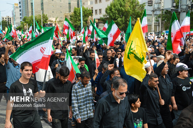 خروش ضد آمریکایی -صهیونیستی مردم بندرعباس بعد از اقامه نماز جمعه