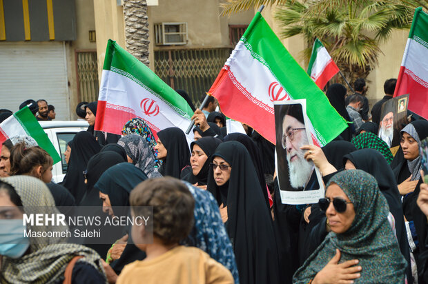 خروش ضد آمریکایی -صهیونیستی مردم بندرعباس بعد از اقامه نماز جمعه