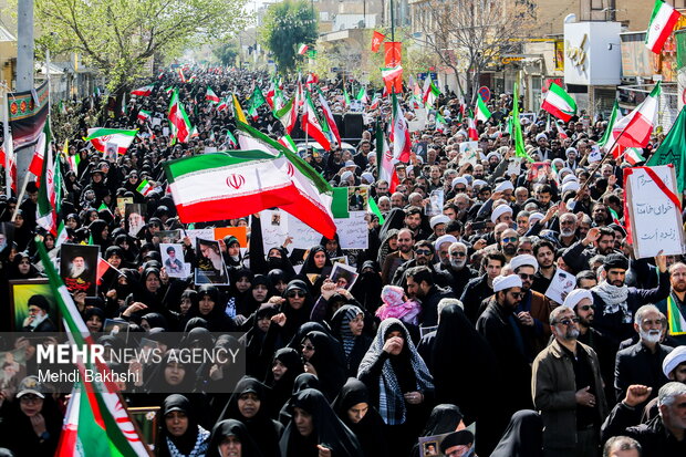 خروش قم در حمایت از انقلاب؛راهپیمایی گسترده نمازگزاران در دفاع از کشور خروش قم در حمایت از انقلاب؛راهپیمایی گسترده نمازگزاران در دفاع از کشور