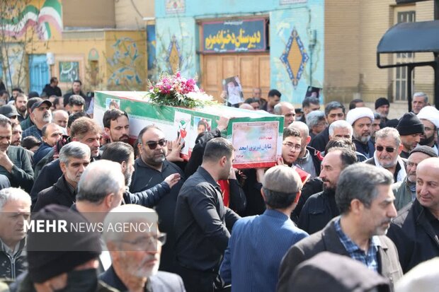حماسه حضور مردم سمنان در تشییع دو شهید مدافع وطن؛ پیکرها بدرقه شد