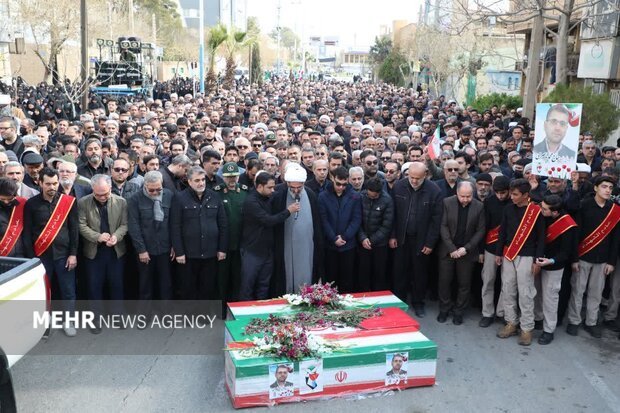 حماسه حضور مردم سمنان در تشییع دو شهید مدافع وطن؛ پیکرها بدرقه شد