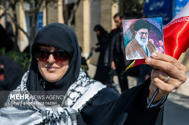 راهپیمایی سراسری نمازگزاران مردم تهران پس از اقامه نماز جمعه