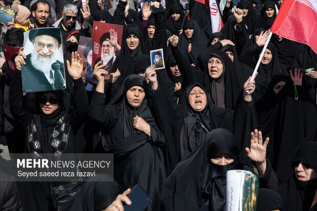 راهپیمایی سراسری نمازگزاران مردم تهران پس از اقامه نماز جمعه
