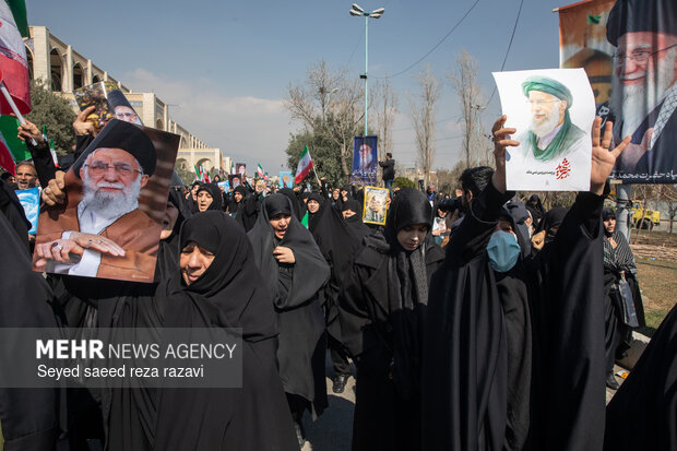 راهپیمایی سراسری نمازگزاران مردم تهران پس از اقامه نماز جمعه