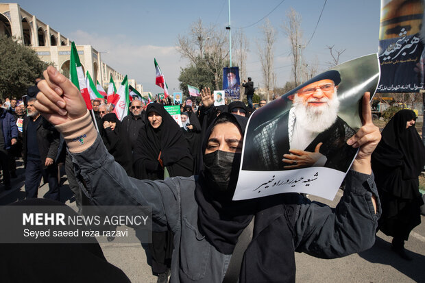 راهپیمایی سراسری نمازگزاران مردم تهران پس از اقامه نماز جمعه