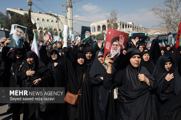 راهپیمایی سراسری نمازگزاران مردم تهران پس از اقامه نماز جمعه