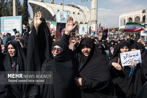 راهپیمایی سراسری نمازگزاران مردم تهران پس از اقامه نماز جمعه