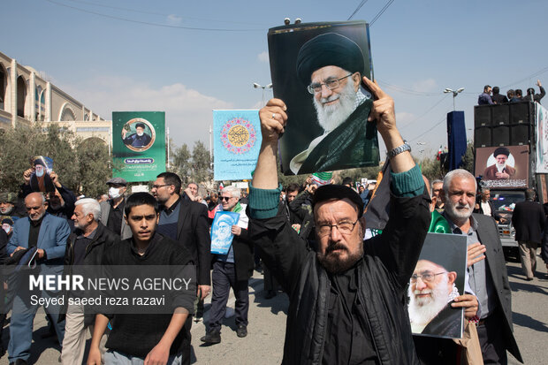 راهپیمایی سراسری نمازگزاران مردم تهران پس از اقامه نماز جمعه