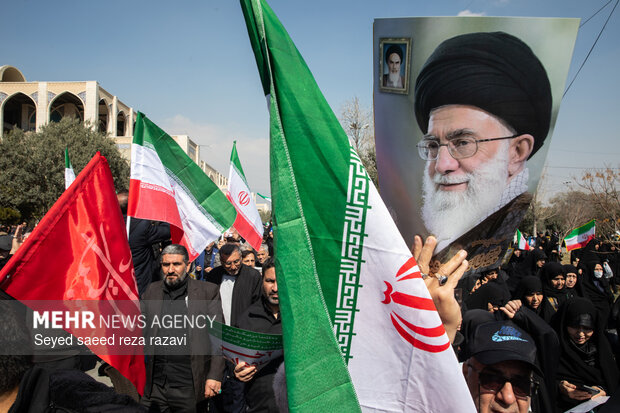 راهپیمایی سراسری نمازگزاران مردم تهران پس از اقامه نماز جمعه