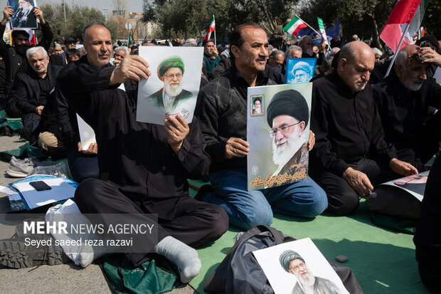 راهپیمایی سراسری نمازگزاران مردم تهران پس از اقامه نماز جمعه