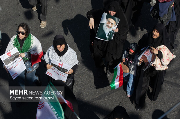 راهپیمایی سراسری نمازگزاران مردم تهران پس از اقامه نماز جمعه