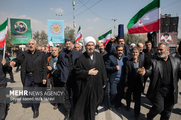 راهپیمایی سراسری نمازگزاران مردم تهران پس از اقامه نماز جمعه