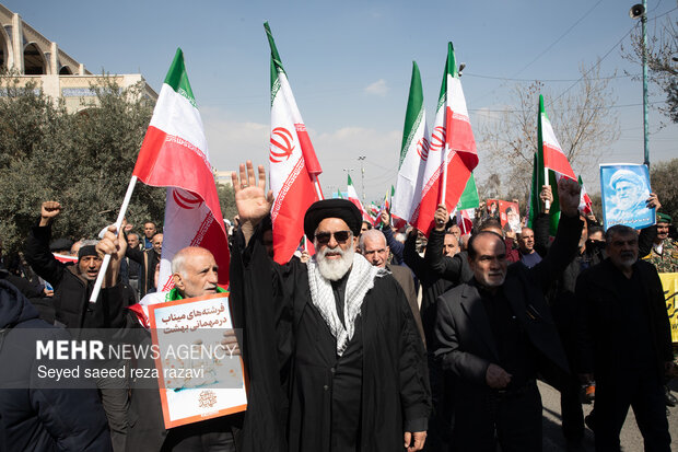 راهپیمایی سراسری نمازگزاران مردم تهران پس از اقامه نماز جمعه