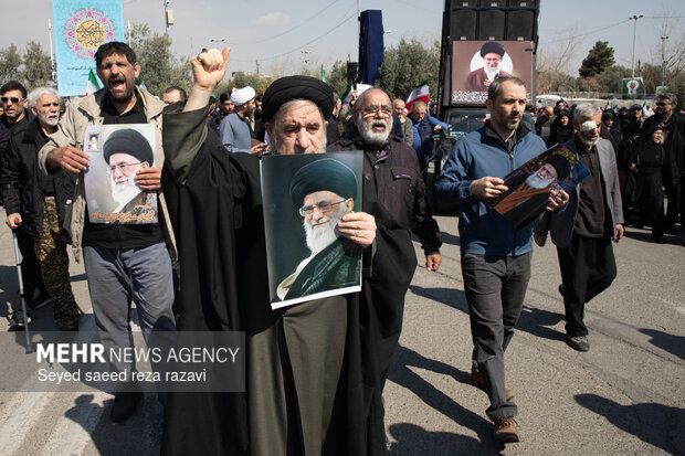راهپیمایی سراسری نمازگزاران مردم تهران پس از اقامه نماز جمعه