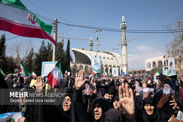راهپیمایی سراسری نمازگزاران مردم تهران پس از اقامه نماز جمعه