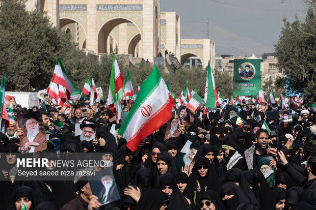راهپیمایی سراسری نمازگزاران مردم تهران پس از اقامه نماز جمعه