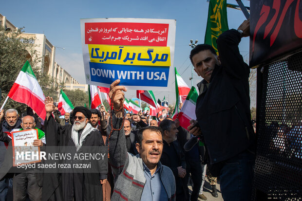 راهپیمایی سراسری نمازگزاران مردم تهران پس از اقامه نماز جمعه