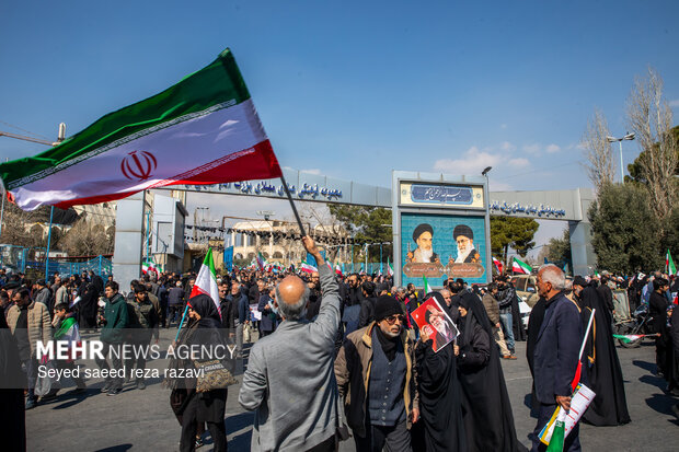 راهپیمایی سراسری نمازگزاران مردم تهران پس از اقامه نماز جمعه