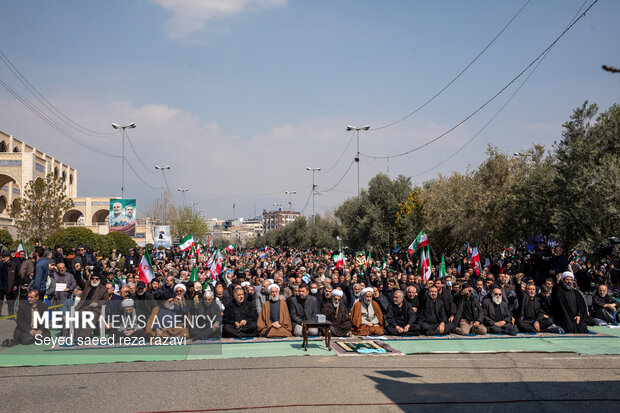 راهپیمایی سراسری نمازگزاران مردم تهران پس از اقامه نماز جمعه