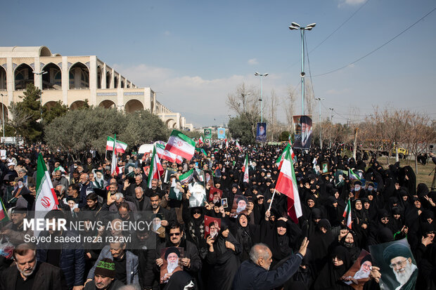 راهپیمایی سراسری نمازگزاران مردم تهران پس از اقامه نماز جمعه