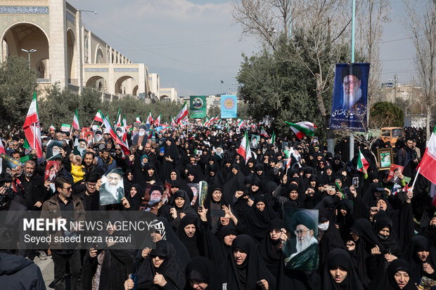 راهپیمایی سراسری نمازگزاران مردم تهران پس از اقامه نماز جمعه