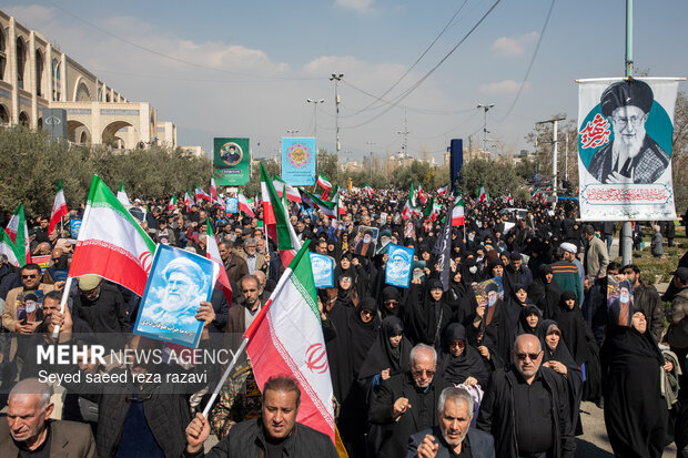 راهپیمایی سراسری نمازگزاران مردم تهران پس از اقامه نماز جمعه