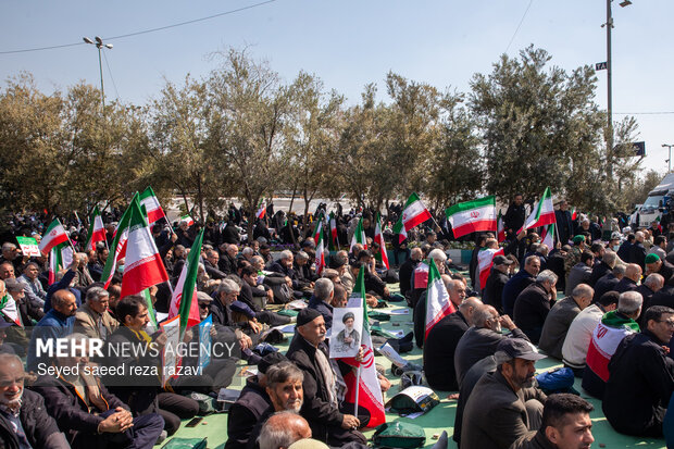 راهپیمایی سراسری نمازگزاران مردم تهران پس از اقامه نماز جمعه