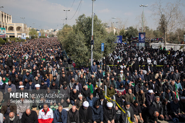 راهپیمایی سراسری نمازگزاران مردم تهران پس از اقامه نماز جمعه
