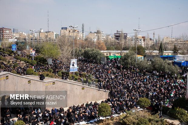 راهپیمایی سراسری نمازگزاران مردم تهران پس از اقامه نماز جمعه