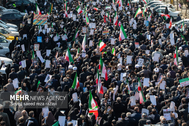 راهپیمایی سراسری نمازگزاران مردم تهران پس از اقامه نماز جمعه