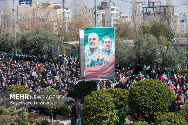 راهپیمایی سراسری نمازگزاران مردم تهران پس از اقامه نماز جمعه