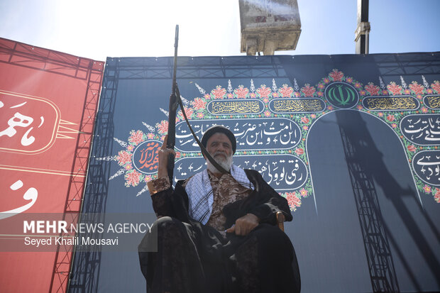 اقامه نماز جمعه تاریخی اهواز در خیابان و تشییع ۵ شهید