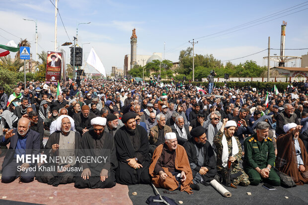 اقامه نماز جمعه تاریخی اهواز در خیابان و تشییع ۵ شهید