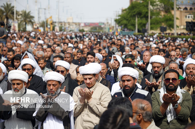 اقامه نماز جمعه تاریخی اهواز در خیابان و تشییع ۵ شهید