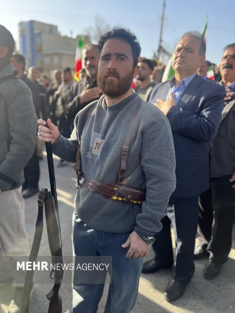 زنان و مردان کوهدشتی اسلحه به دست به میدان آمدند