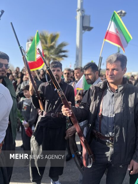 زنان و مردان کوهدشتی اسلحه به دست به میدان آمدند