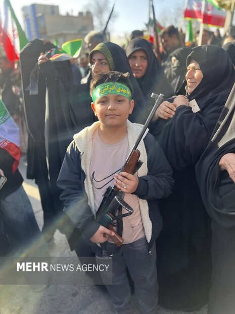 زنان و مردان کوهدشتی اسلحه به دست به میدان آمدند