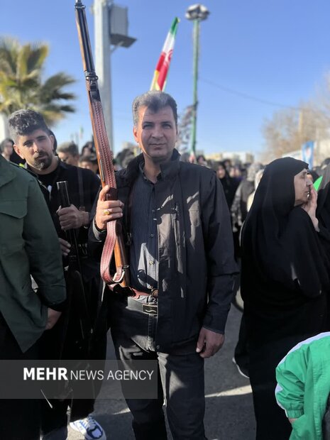 زنان و مردان کوهدشتی اسلحه به دست به میدان آمدند