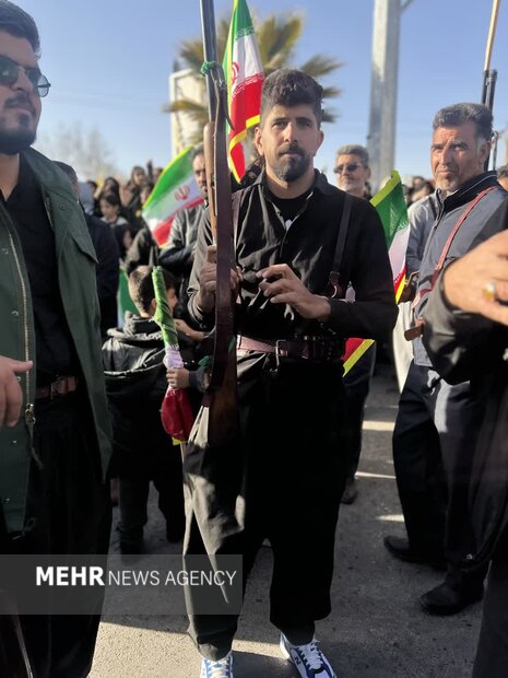 زنان و مردان کوهدشتی اسلحه به دست به میدان آمدند