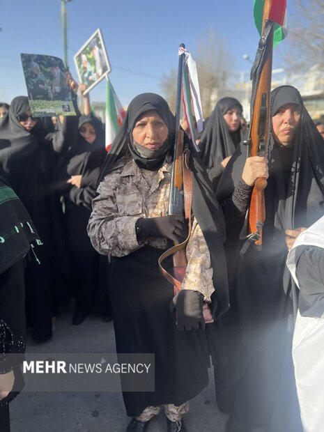 زنان و مردان کوهدشتی اسلحه به دست به میدان آمدند