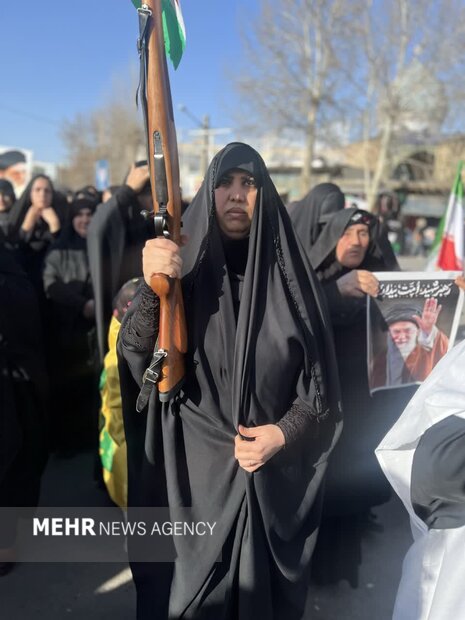زنان و مردان کوهدشتی اسلحه به دست به میدان آمدند