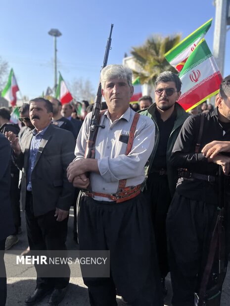 زنان و مردان کوهدشتی اسلحه به دست به میدان آمدند