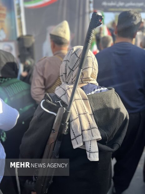 زنان و مردان کوهدشتی اسلحه به دست به میدان آمدند