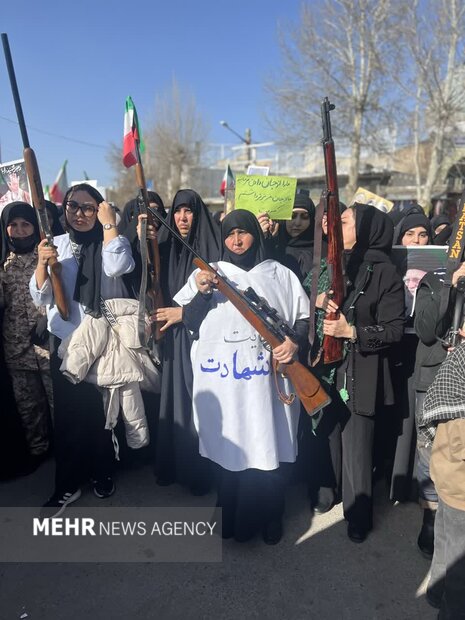 زنان و مردان کوهدشتی اسلحه به دست به میدان آمدند