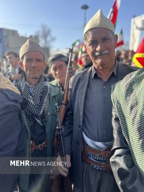 زنان و مردان کوهدشتی اسلحه به دست به میدان آمدند