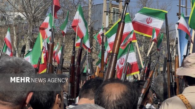 زنان و مردان کوهدشتی اسلحه به دست به میدان آمدند