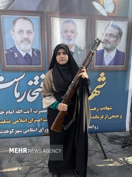 زنان و مردان کوهدشتی اسلحه به دست به میدان آمدند
